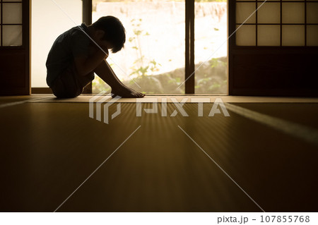 体育座りをした子供 107855768