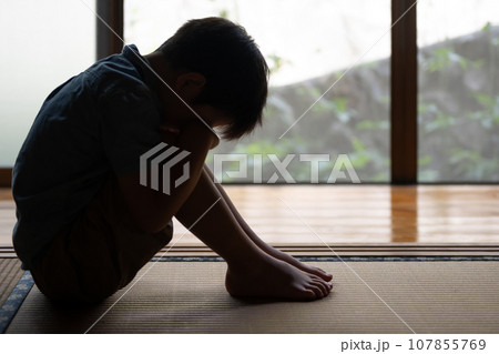 体育座りをした子供 体育座りをした子供 107855769