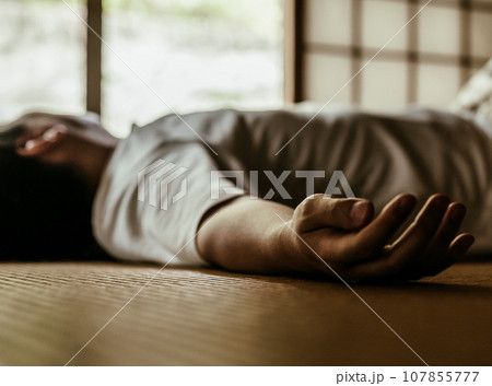 和室で寝ている男性 107855777