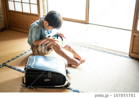 小学生とタブレット 107855781