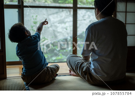 親子が語らう 107855784