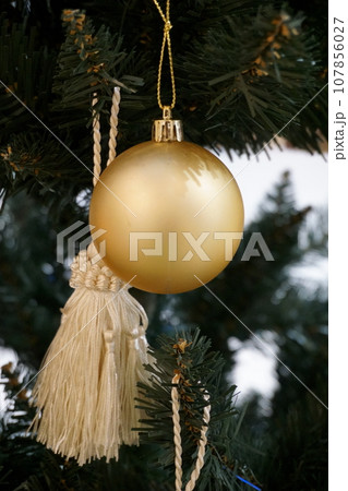 クリスマスツリーの飾り 玉と房2 クリスマスツリーの飾り 玉と房2 107856027