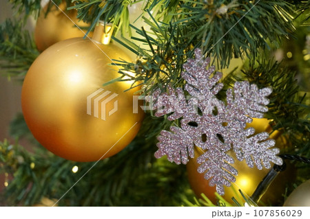 クリスマスツリーの飾り 玉と雪4 クリスマスツリーの飾り 玉と雪4 107856029