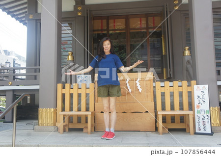 田舎の風景を眺める健康的な長身女性 田舎の風景を眺める健康的な長身女性 107856444