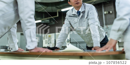 工場で働く人々 107856522