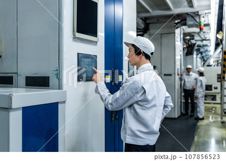 工場で働く人々 工場で働く人々 107856523