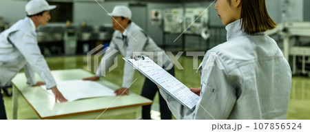 工場で働く人々 工場で働く人々 107856524