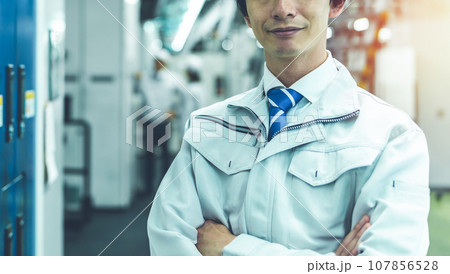 工場で働く人々 107856528