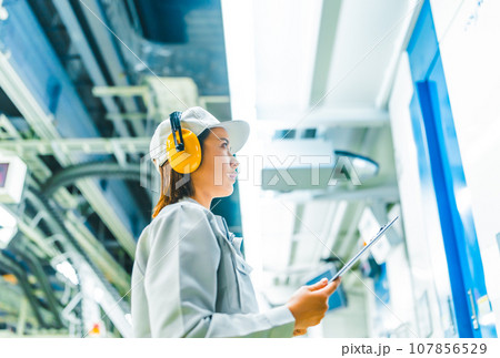 設備点検を剃る女性作業員 107856529