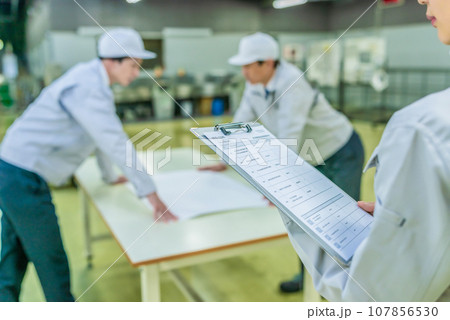 工場で働く人々 工場で働く人々 107856530