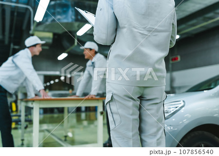 工場で働く人々 工場で働く人々 107856540