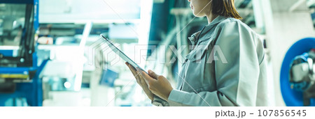 保守点検をする女性スタッフ 保守点検をする女性スタッフ 107856545