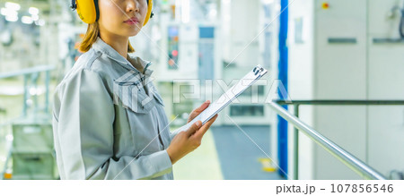 工場で働く人々 107856546