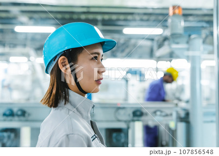 工場で働く人々 107856548