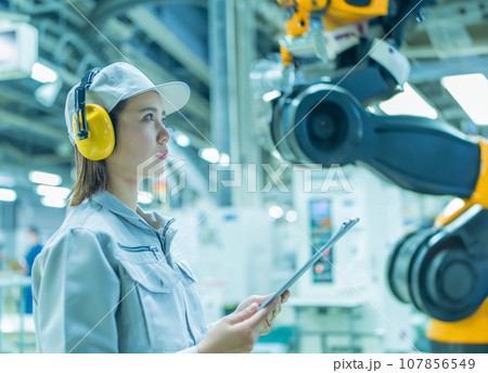 工場で働く人々 107856549