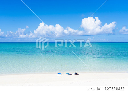 エメラルドブルーの宮古島のビーチ 潮が引いた17エンド エメラルドブルーの宮古島のビーチ 潮が引いた17エンド 107856882