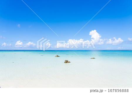 エメラルドブルーの17エンドビーチ 107856888