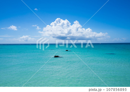 夏雲浮かぶ宮古島の空　17エンド沖 107856893