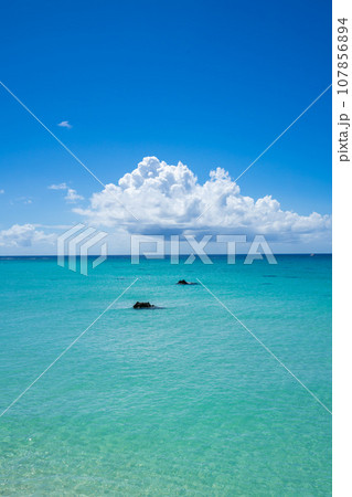 夏雲浮かぶ宮古島の空　17エンド沖 107856894