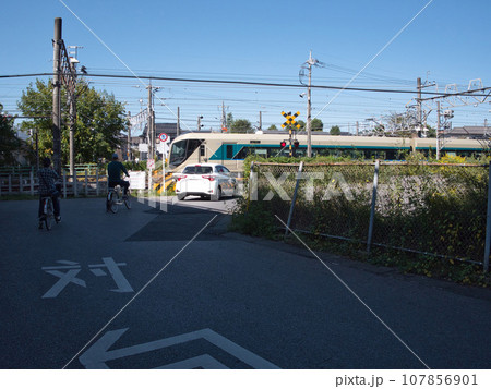 東武特急が通る踏切待ちの風景:埼玉県久喜市 東武特急が通る踏切待ちの風景:埼玉県久喜市 107856901