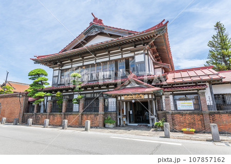 青森県五所川原市 晴天の太宰治記念館「斜陽館」 青森県五所川原市 晴天の太宰治記念館「斜陽館」 107857162