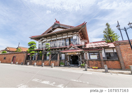 青森県五所川原市 晴天の太宰治記念館「斜陽館」 青森県五所川原市 晴天の太宰治記念館「斜陽館」 107857163