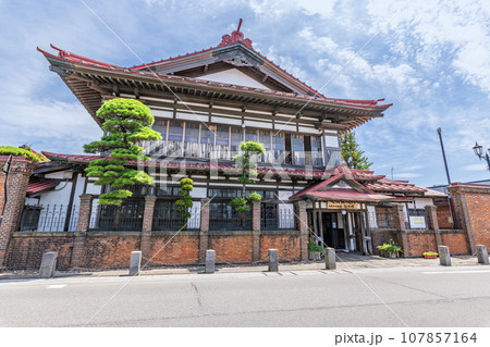 青森県五所川原市 晴天の太宰治記念館「斜陽館」 青森県五所川原市 晴天の太宰治記念館「斜陽館」 107857164
