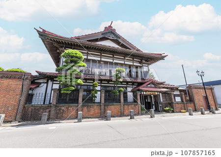 青森県五所川原市 晴天の太宰治記念館「斜陽館」 青森県五所川原市 晴天の太宰治記念館「斜陽館」 107857165