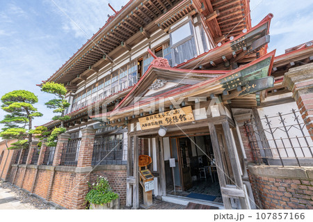 青森県五所川原市 晴天の太宰治記念館「斜陽館」 青森県五所川原市 晴天の太宰治記念館「斜陽館」 107857166