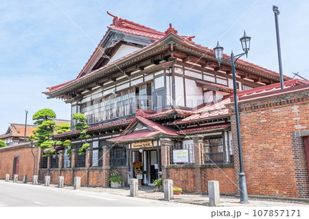 青森県五所川原市 晴天の太宰治記念館「斜陽館」 青森県五所川原市 晴天の太宰治記念館「斜陽館」 107857171