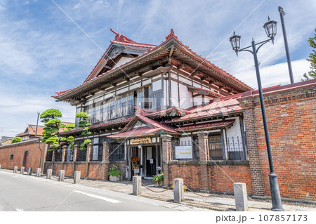 青森県五所川原市 晴天の太宰治記念館「斜陽館」 青森県五所川原市 晴天の太宰治記念館「斜陽館」 107857173