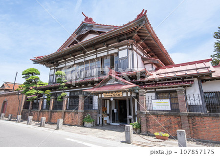 青森県五所川原市　晴天の太宰治記念館「斜陽館」 107857175
