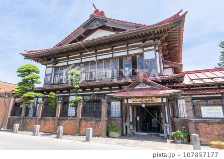 青森県五所川原市 晴天の太宰治記念館「斜陽館」 青森県五所川原市 晴天の太宰治記念館「斜陽館」 107857177