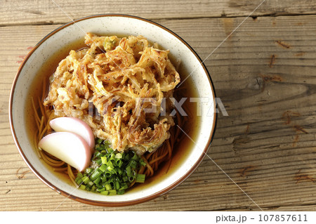 カマボコ、小ねぎの乗ったかき揚げ蕎麦、天ぷら蕎麦を俯瞰で撮影 107857611