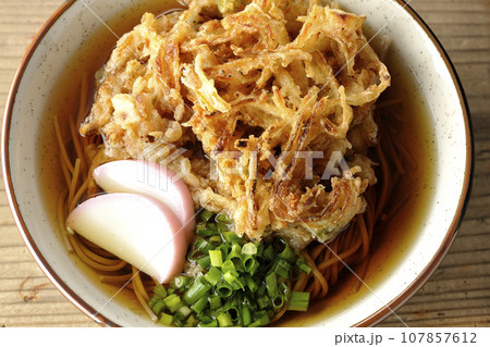 カマボコ、小ねぎの乗ったかき揚げ蕎麦、天ぷら蕎麦を俯瞰で撮影 カマボコ、小ねぎの乗ったかき揚げ蕎麦、天ぷら蕎麦を俯瞰で撮影 107857612