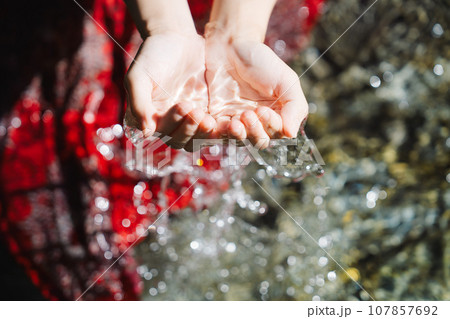 渓流の水をすくう若い女性 渓流の水をすくう若い女性 107857692