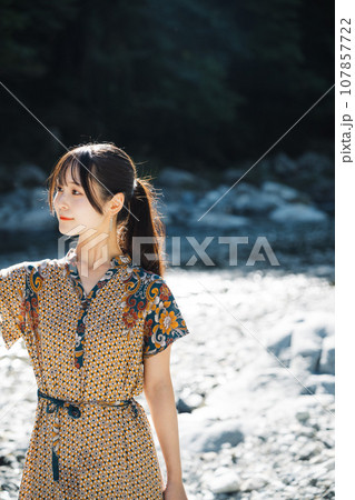 渓流で遊ぶ女の子 107857722