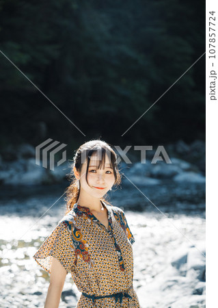 渓流で遊ぶ女の子 107857724