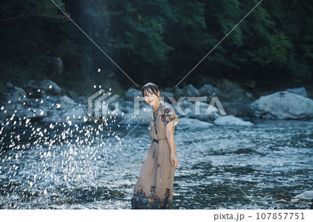 渓流で遊ぶ女の子 渓流で遊ぶ女の子 107857751
