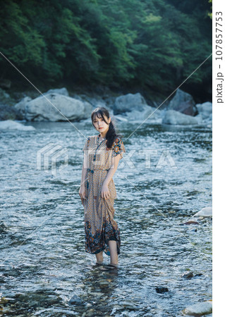 渓流で遊ぶ女の子 107857753