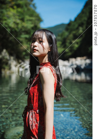 渓流に立つ赤いドレスを着た女性 渓流に立つ赤いドレスを着た女性 107857870