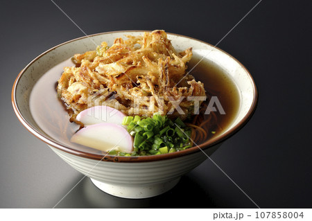 カマボコ、小ねぎの乗ったかき揚げ蕎麦、天ぷら蕎麦を黒背景で撮影 カマボコ、小ねぎの乗ったかき揚げ蕎麦、天ぷら蕎麦を黒背景で撮影 107858004