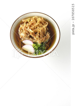 カマボコ、小ねぎの乗ったかき揚げ蕎麦、天ぷら蕎麦を白背景で俯瞰撮影 107858515