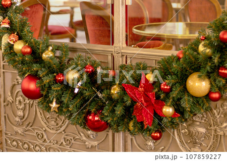 Find keywords for the theme Christmas tree garland on the cafe door 107859227