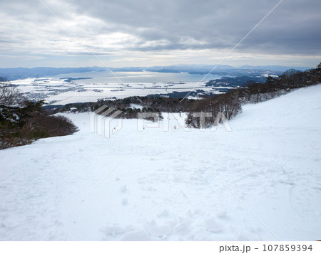 大きな湖を遠くに望む閑静なスキー場 (福島県、猪苗代) 107859394