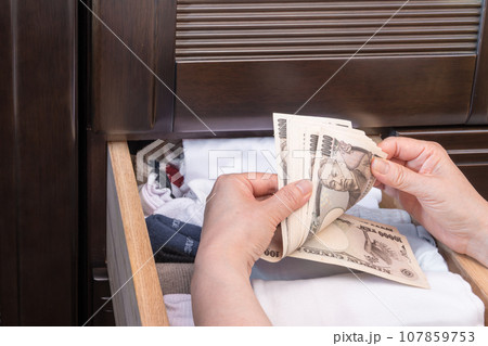 【主婦がたんすの引き出の一万円札を数える】 【主婦がたんすの引き出の一万円札を数える】 107859753