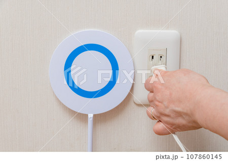 【正しいコンセントの差し方】 【正しいコンセントの差し方】 107860145