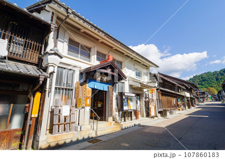 岩村城下町 観光案内所前の古い町並み(岐阜県恵那市) 岩村城下町 観光案内所前の古い町並み(岐阜県恵那市) 107860183