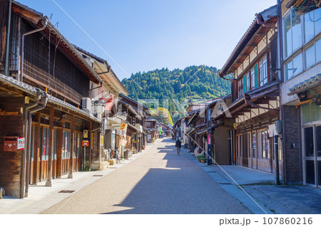 岩村城下町 観光案内所前の古い町並み(岐阜県恵那市) 岩村城下町 観光案内所前の古い町並み(岐阜県恵那市) 107860216
