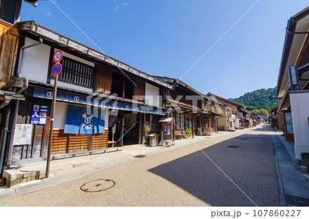 岩村城下町　岩村町本通りの町並み（岐阜県恵那市） 107860227